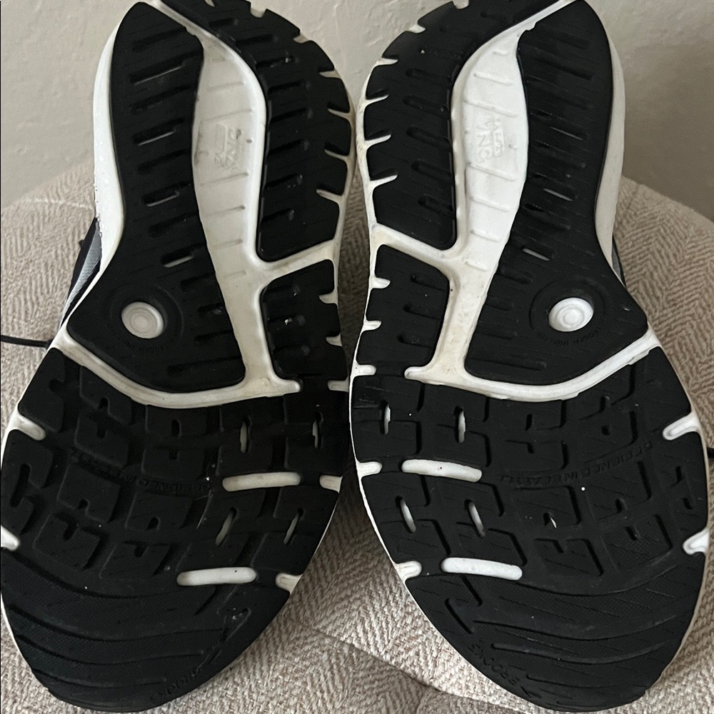 Brooks Ariel GTS 24 Black and White Running Shoes in Size 8 - Picture 12 of 15
